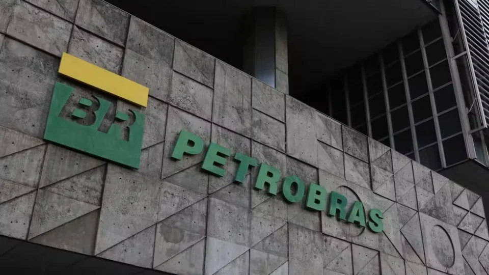 Petrobras recua de aumento da gasolina após fim de desconto; veja como ficam os preços