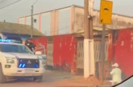 Homem invade escola no Acre armado, ameaça alunos e aponta arma para policiais