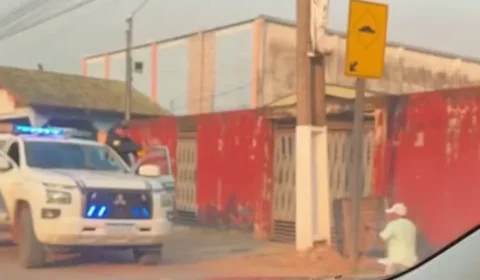 Homem invade escola no Acre armado, ameaça alunos e aponta arma para policiais