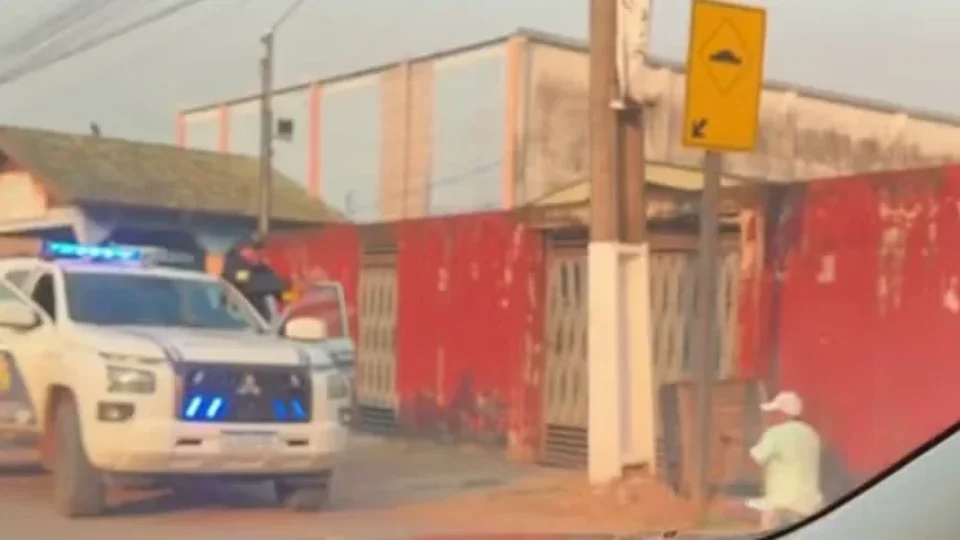 Homem invade escola no Acre armado, ameaça alunos e aponta arma para policiais