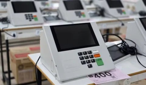 Urnas eletrônicas passam por testes e são lacradas para eleições no Acre