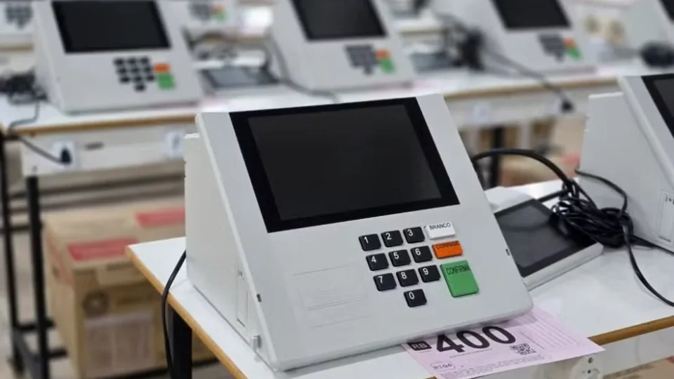 Urnas eletrônicas passam por testes e são lacradas para eleições no Acre