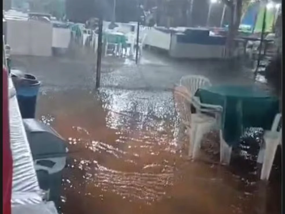 os ventos ganharam intensidade em poucos minutos. A estrutura das barracas não resistiu à força da tempestade e parte dos equipamentos acabou sendo derrubada.