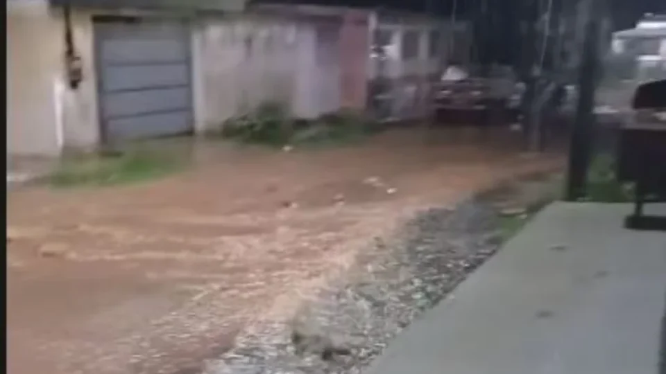 Tempestade derruba barracas da Feira da Economia Solidária em Rio Branco
