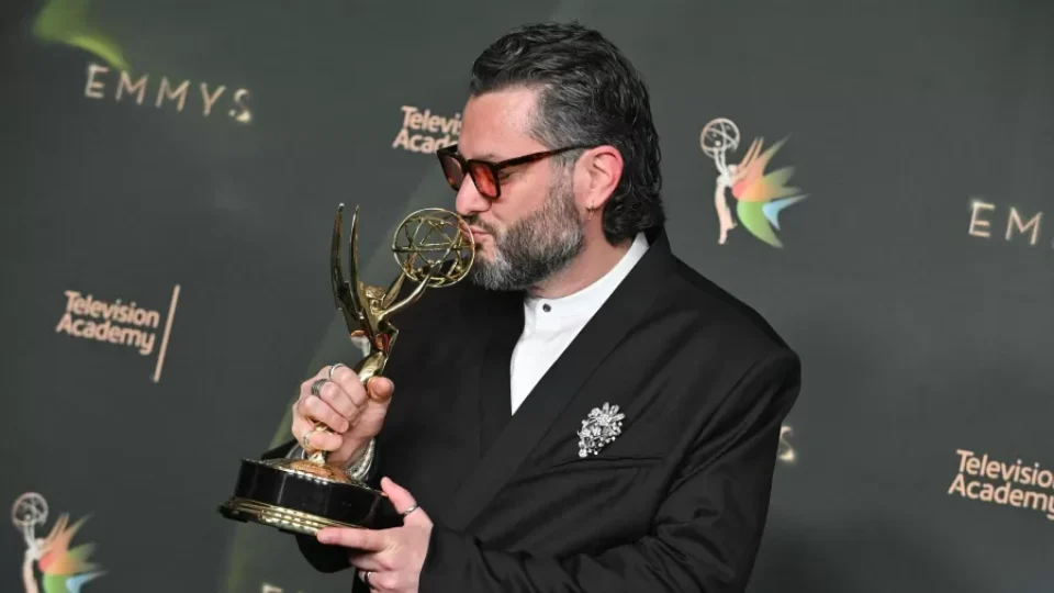 Brasileiro Miguel Gandelman ganha Emmy por direção musical de show de Bad Bunny