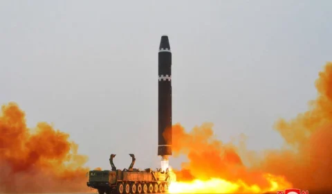Coreia do Norte lança dois mísseis em três horas; EUA descartam ameaça imediata