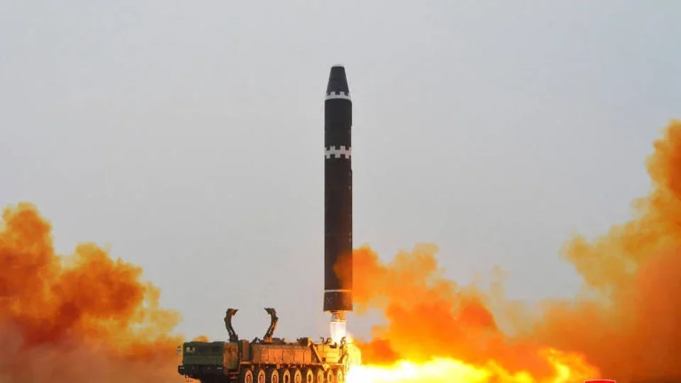 Coreia do Norte lança dois mísseis em três horas; EUA descartam ameaça imediata