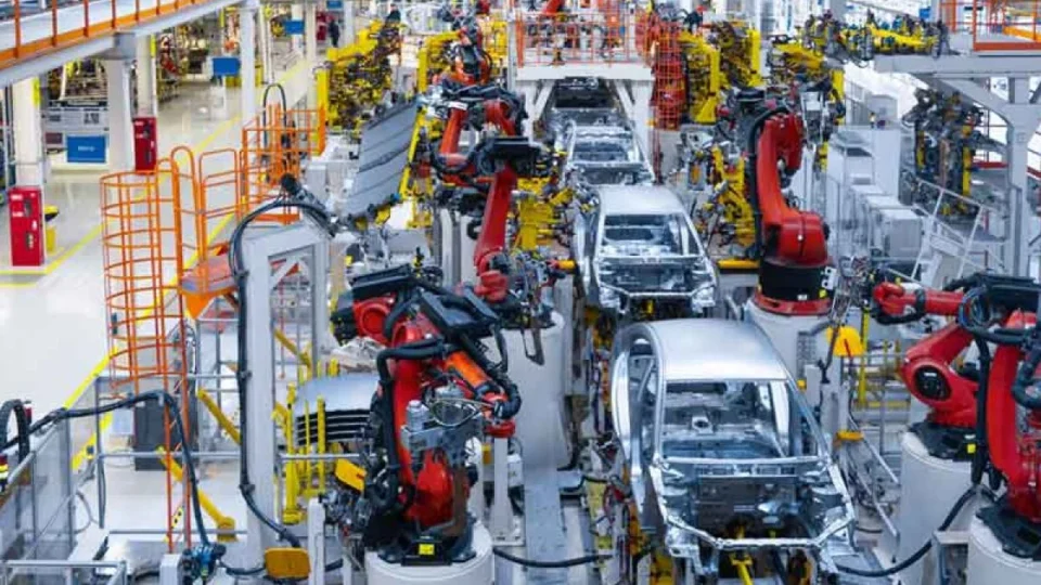 Produção industrial tem pior agosto em 11 anos e intenção de investir cai ao menor nível desde 2020