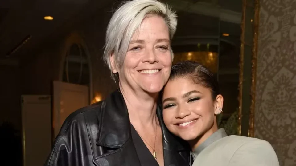Mãe de Zendaya rebate comentários sobre aparência após atriz deixar redes sociais
