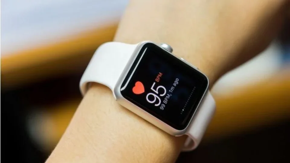 Smartwatch avisou que seu coração acelerou? Saiba quando o alerta exige atendimento