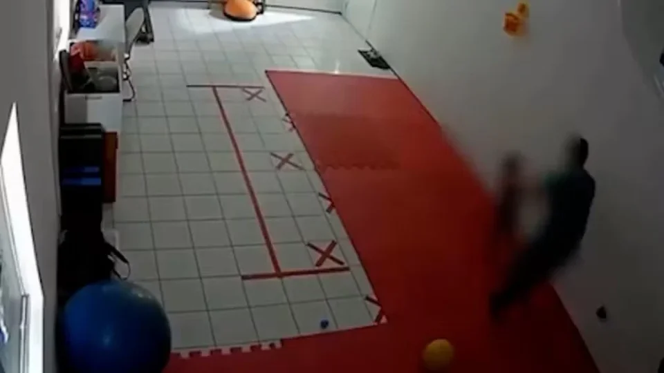 Vídeo mostra agressão contra criança autista que teve braço fraturado em clínica de São Luís