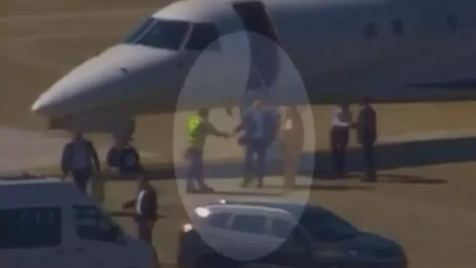 Escritório de esposa de Moraes confirma voos em jatinho ligado a Vorcaro e diz que serviço era de táxi aéreo