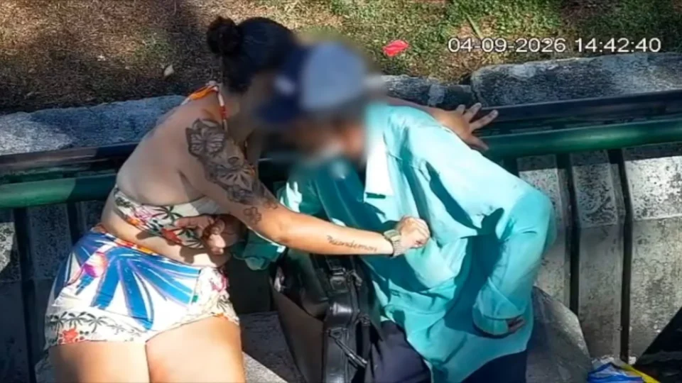 Mulher é presa após furtar carteira de idoso enquanto conversava com ele em praça no ES