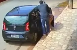 Mulher é agredida durante assalto e jogada para fora de carro em Santa Maria