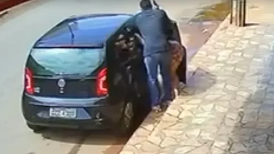 Mulher é agredida durante assalto e jogada para fora de carro em Santa Maria