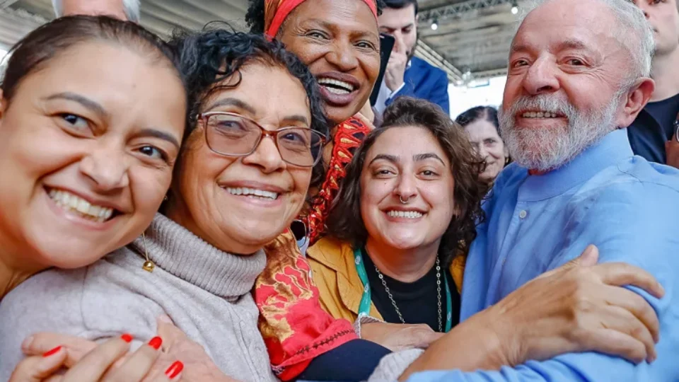 Lula tem 47% entre mulheres chefes de família, contra 27% de Flávio, aponta Datafolha