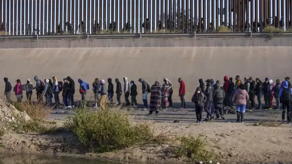 Trump retoma construção de muro na fronteira do Texas com o México
