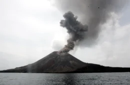 Cinzas do Anak Krakatau caem sobre barcos durante nova erupção na Indonésia