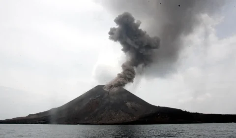 Cinzas do Anak Krakatau caem sobre barcos durante nova erupção na Indonésia