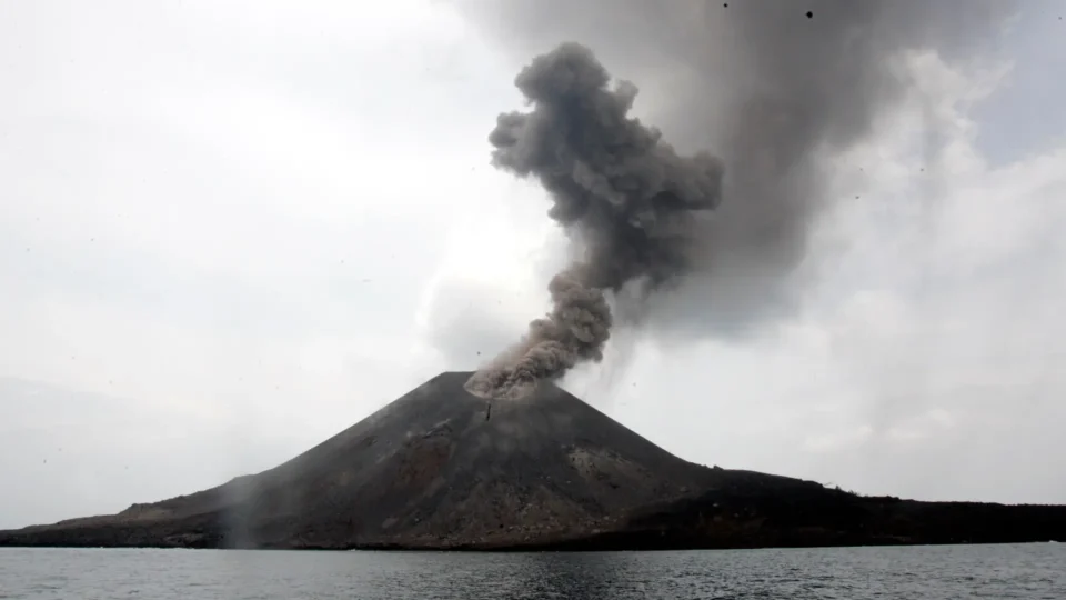 Cinzas do Anak Krakatau caem sobre barcos durante nova erupção na Indonésia