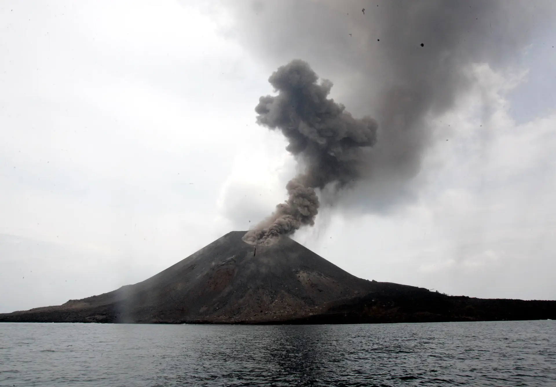 Cinzas do Anak Krakatau caem sobre barcos durante nova erupção na Indonésia