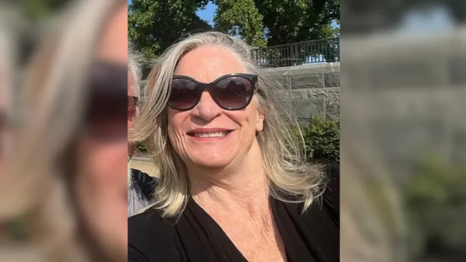 Mulher é arremessada de montanha-russa e arrastada pelos trilhos no Colorado