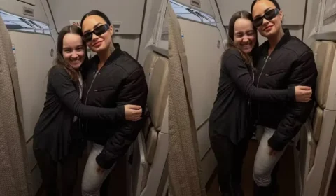 Comissária perde seis voos para conseguir encontrar Demi Lovato em avião: “Realizei um sonho”