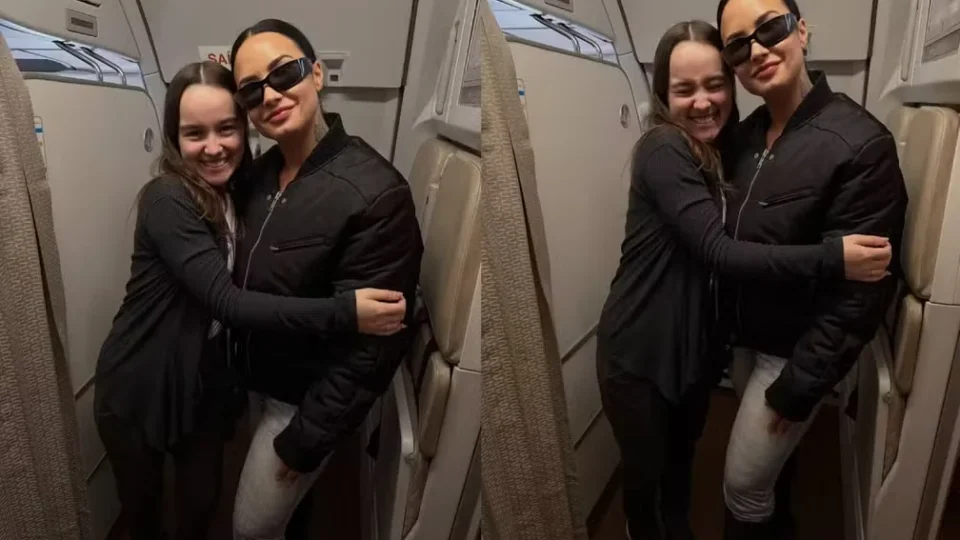 Comissária perde seis voos para conseguir encontrar Demi Lovato em avião: “Realizei um sonho”