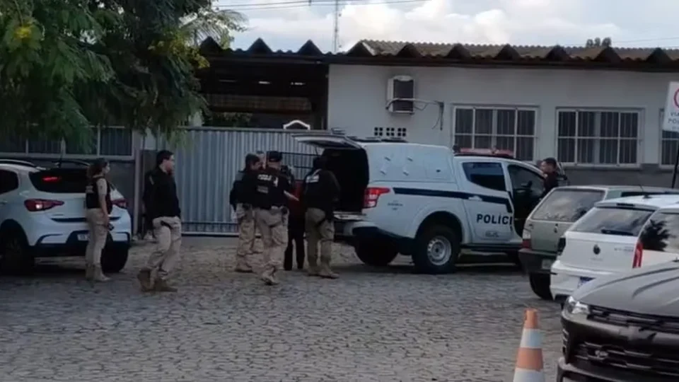 Ex-secretário de Bayeux é alvo de operação contra facção suspeita de expulsar mais de 250 famílias