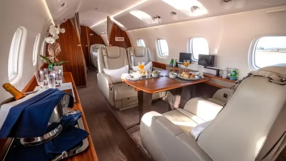 Legacy 650: conheça o jato ligado a Vorcaro usado por Flávio Bolsonaro e Alexandre de Moraes