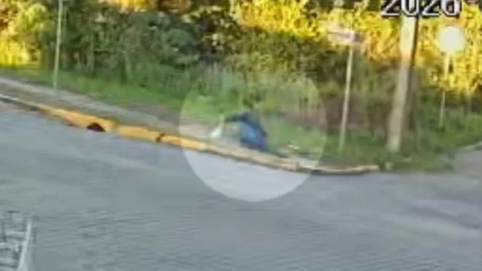 Calçada cede e homem cai em cratera de 3 metros na Serra Gaúcha