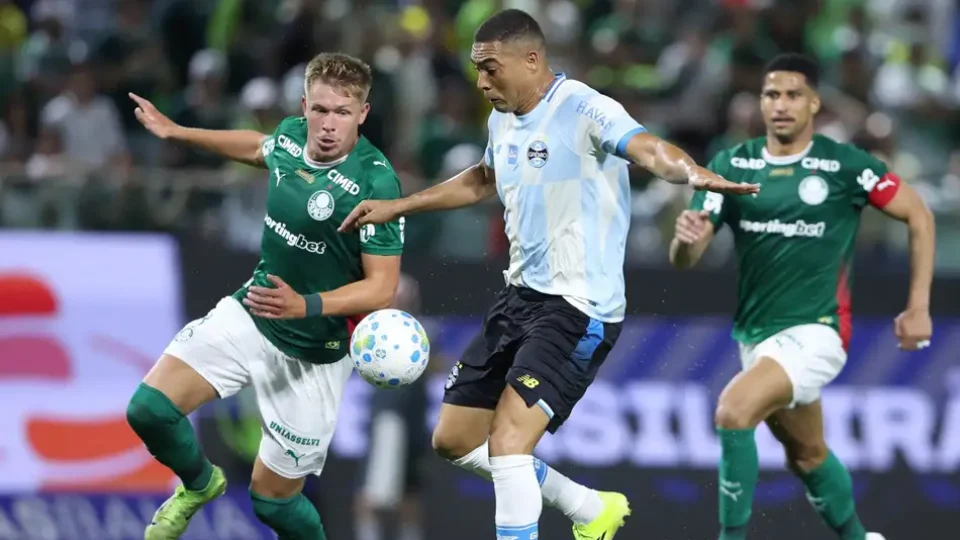 Weverton brilha contra ex-clube, segura Palmeiras e garante empate do Grêmio
