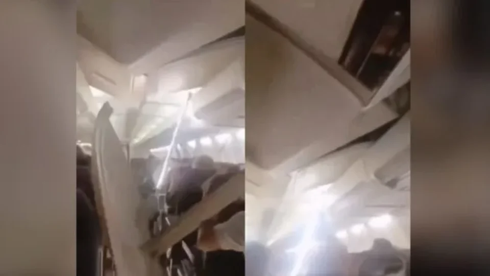 Teto da cabine de Boeing 737 desaba durante voo no Irã; passageiros precisam trocar de avião
