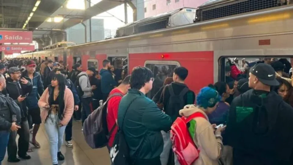 Falha em trem obriga passageiros a desembarcar e deixa Linha 12-Safira lenta em SP