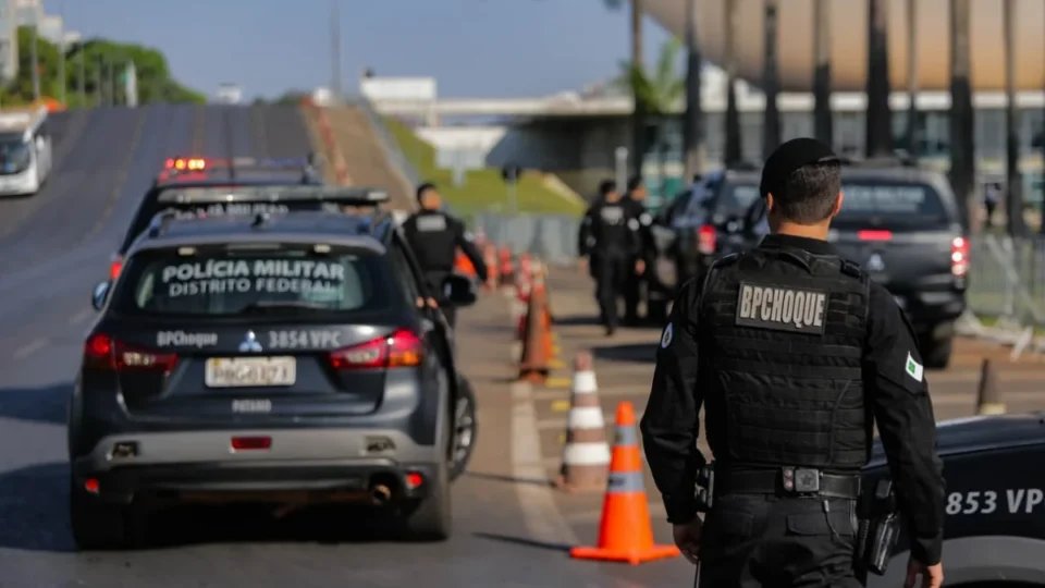 Faixas do Eixo Monumental em frente ao STF são bloqueadas para trânsito antes de sessão