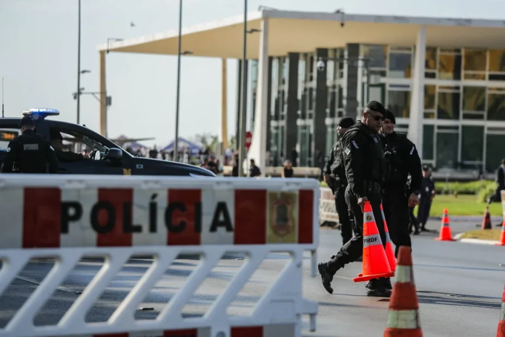 Bloqueio começa na altura da Avenida José Sarney e segue até o acesso da L4; medida também inclui isolamento da Praça dos Três Poderes