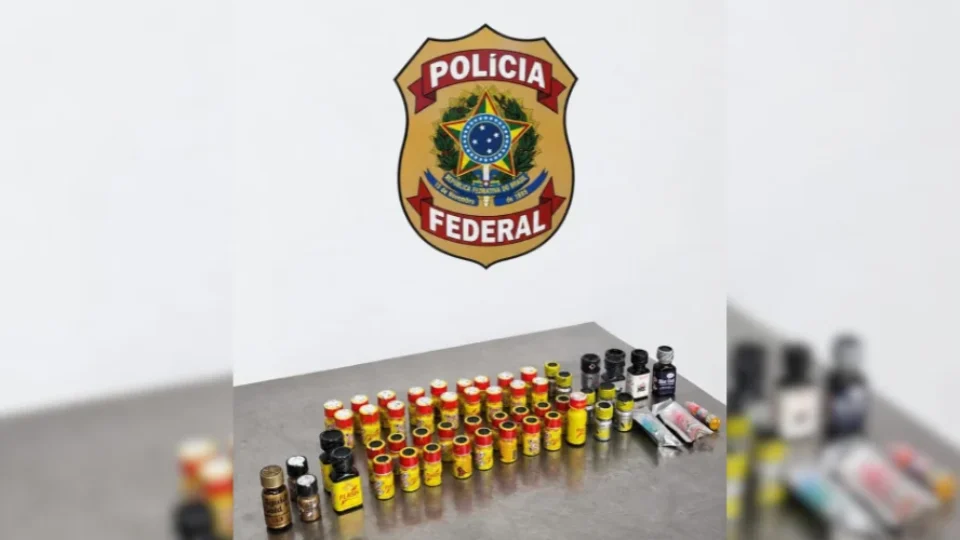 PF prende italiano com 52 frascos de “poppers” no Aeroporto do Galeão