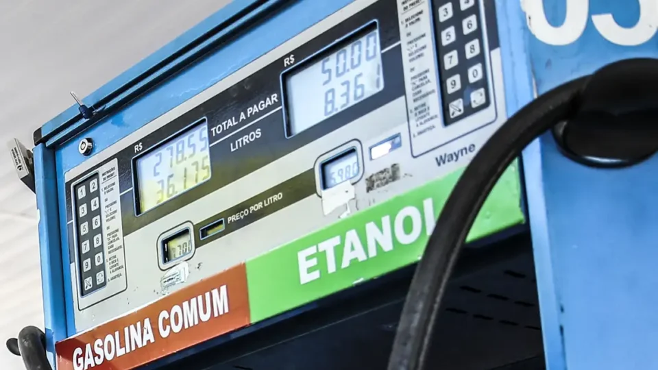 Gasolina sobe até R$ 0,20 em postos do DF e litro chega a R$ 6,89