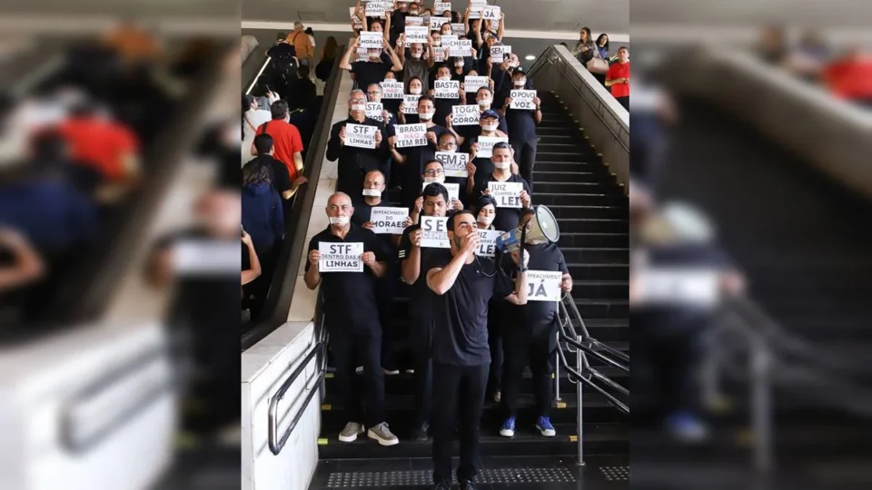 Manifestantes protestam contra Alexandre de Moraes na Rodoviária do Plano Piloto