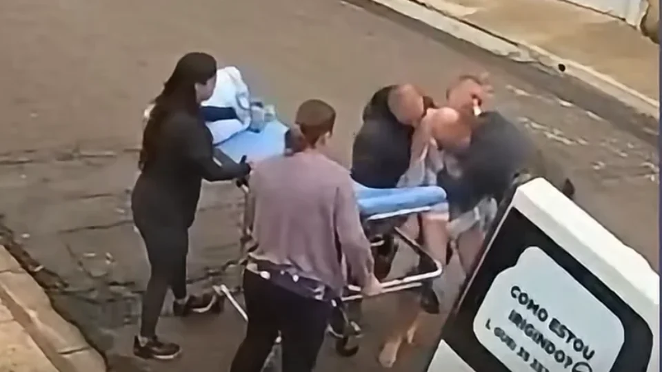 Paciente cai de maca durante transporte para ambulância em Minas Gerais