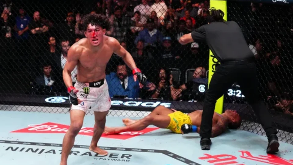 Raoni Barcelos faz tomografia e segue estável após sair de maca no UFC