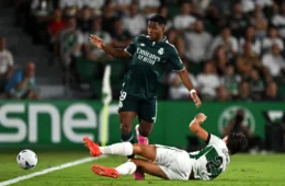 Real Madrid vence Elche nos acréscimos e segue na cola do Barcelona em La Liga