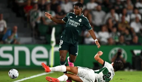 Real Madrid vence Elche nos acréscimos e segue na cola do Barcelona em La Liga