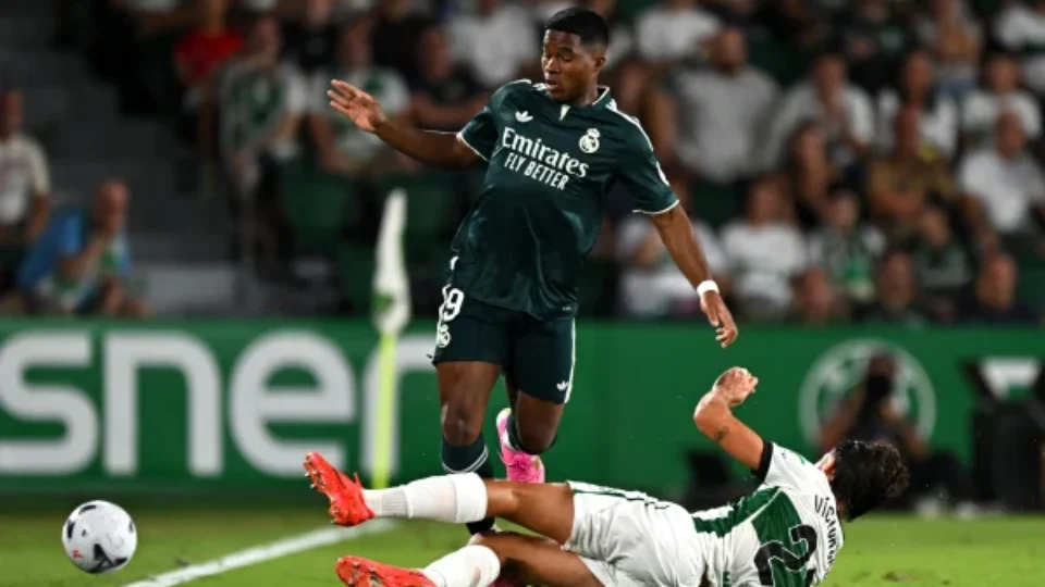 Real Madrid vence Elche nos acréscimos e segue na cola do Barcelona em La Liga