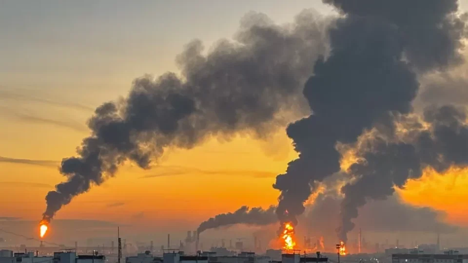Ataque de drones mata dois e atinge refinaria de petróleo em Moscou