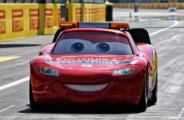 Relâmpago McQueen invade Monza e dá voltas promocionais antes do GP da Itália