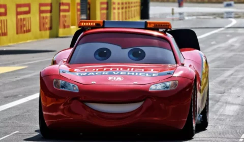 Relâmpago McQueen invade Monza e dá voltas promocionais antes do GP da Itália