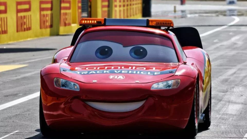 Relâmpago McQueen invade Monza e dá voltas promocionais antes do GP da Itália