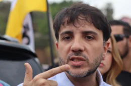 Renan Santos critica ausência de Lula e Flávio em debates e dispara: “Fogem como o diabo da cruz”