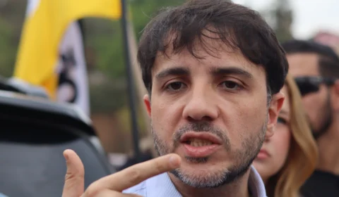 Renan Santos critica ausência de Lula e Flávio em debates e dispara: “Fogem como o diabo da cruz”